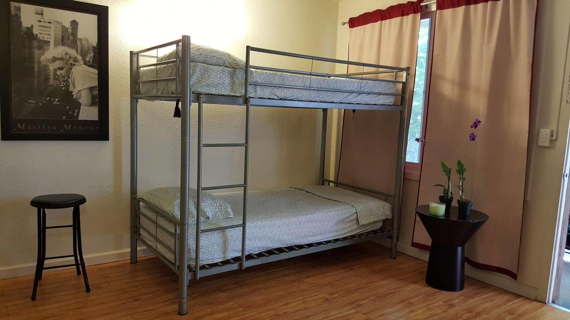The Beach Waikiki Boutique Hostel هونولولو المظهر الخارجي الصورة